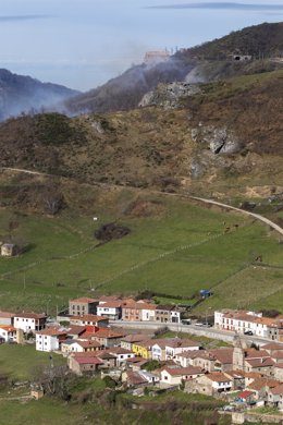 Vista general de un incendio forestal declarado ya extinguido junto a la estación de tren de Pajares, a 3 de enero de 2022, en Lena, Asturias.