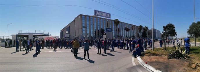 Archivo - Trabajadores de Airbus en Puerto Real manifestándose en la puerta de la planta