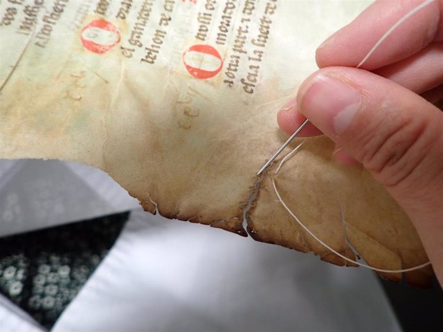Costura de un desgarro en un documento restaurado.