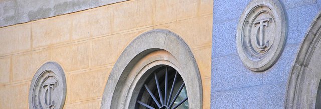 Detalla fachada de la sede del Tribunal de Cuentas