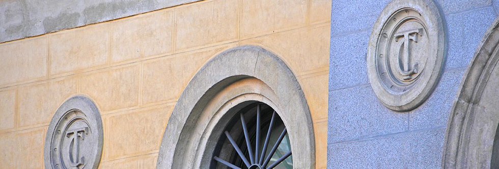 Detalla fachada de la sede del Tribunal de Cuentas