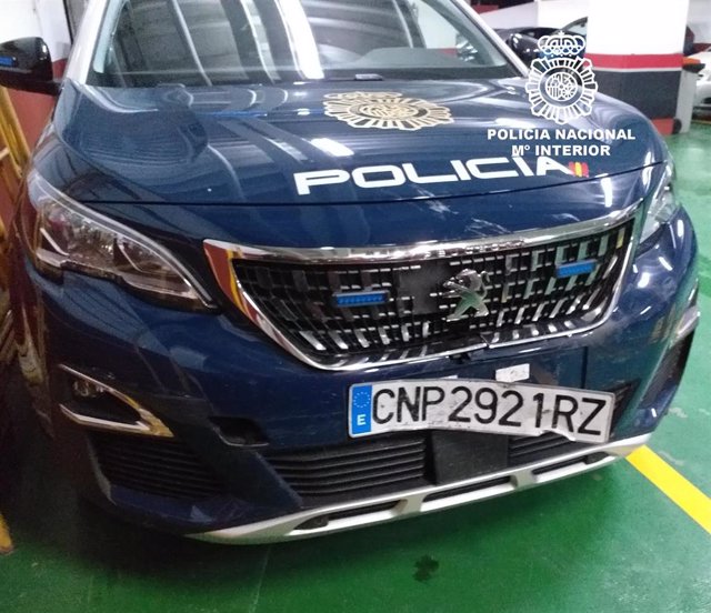 Vehículo policial dañado durante una persecución en Ourense que se ha saldado con un detenido.G