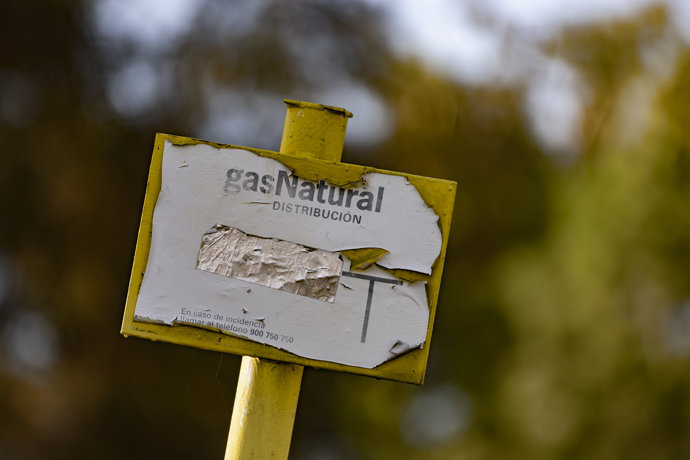 Un cartel de gas natural, a 12 de noviembre de 2021, en Madrid, (España).