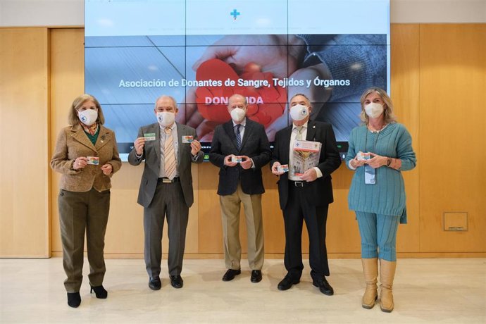 El presidente de la Diputación de Sevilla, Fernando Rodríguez Villalobos, con los representantes de la Asociación de Donantes de Sangre, Tejidos y Órganos (Adsto).