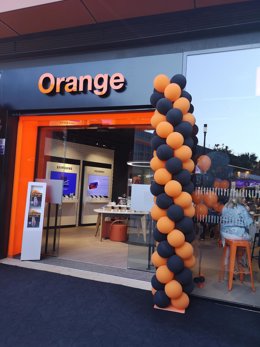 Archivo - Tienda de Orange en el centro comercial Torre Sevilla.