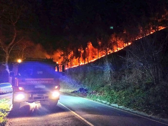 Extinción de un incendio forestal esta madrugada en Santa María de Cayón.