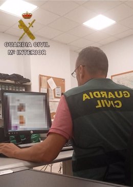 Archivo - Un agente de la Guardia Civil de Huelva.