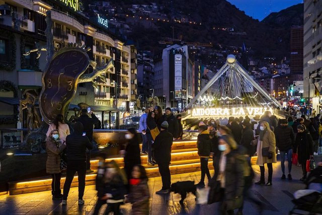 Turistes al centre d'Andorra la Vella aquest desembre