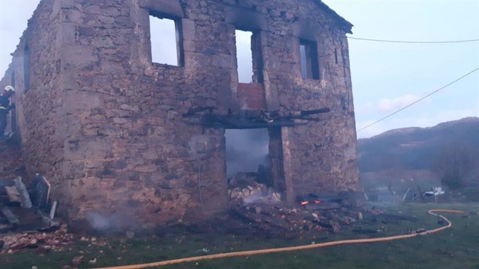 Un Incendio Destruye Por Completo Una Vivienda Deshabitada En Riotuerto