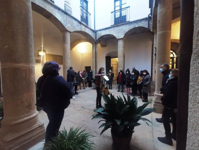 Turistas en un patio de un palacio de Cáceres