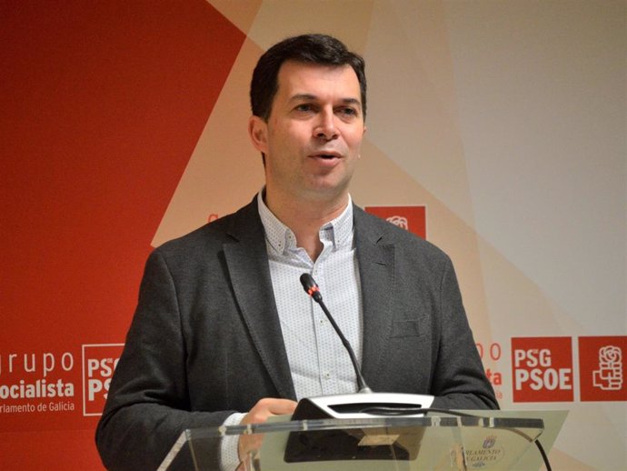 El portavoz parlamentario del PSdeG, Gonzalo Caballero, en rueda de prensa