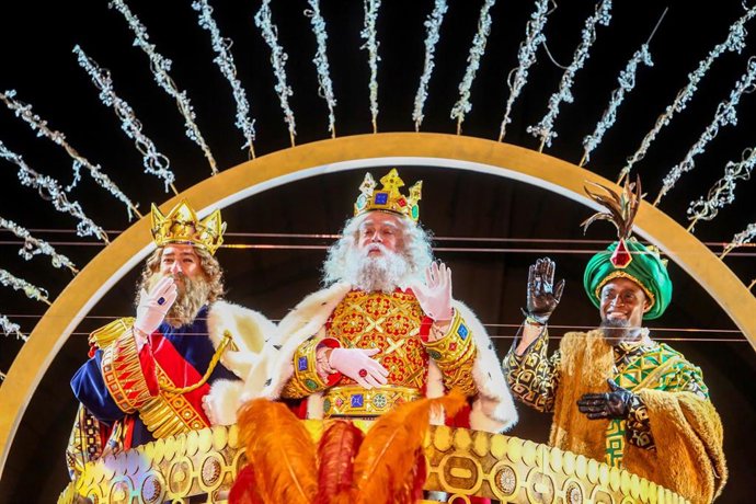 Archivo - Los Reyes Magos saludan a su llegada al Centro Conde Duque, en Madrid (España), a 5 de enero de 2021. La Cabalgata de los Reyes Magos se ha celebrado este martes en Madrid en el patio central exterior del Centro Cultural Conde Duque, que ha si
