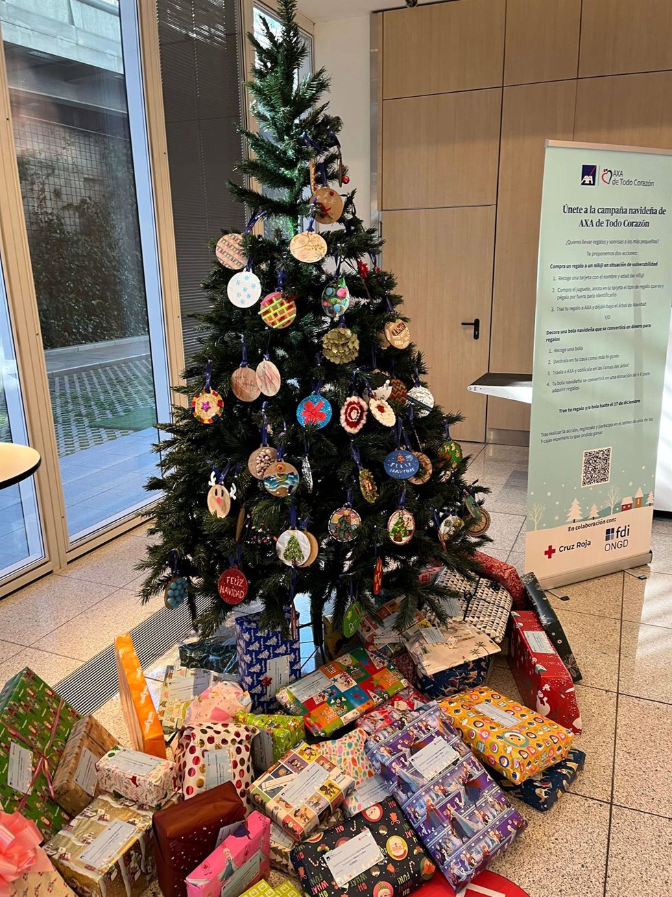 Un millar de niños reciben un regalo de Reyes gracias a los voluntarios de AXA