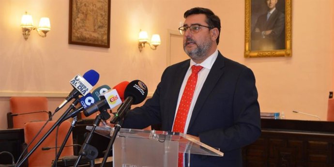 El alcalde de Utrera, José María Villalobos, en una rueda de prensa ofrecida este martes 4 de enero.