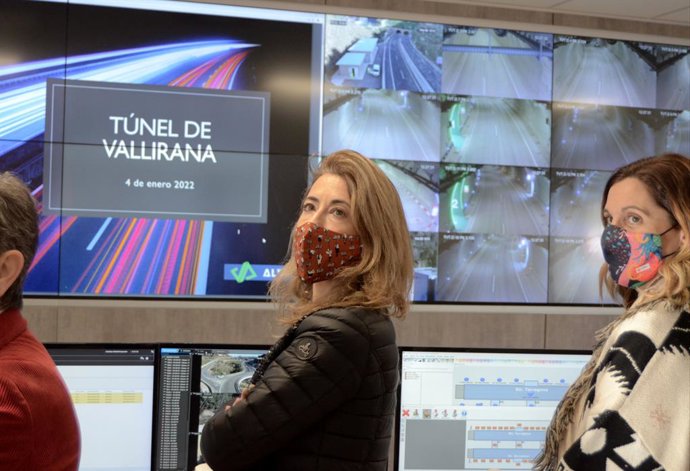 La ministra de Transports, Mobilitat i Agenda Urbana, Raquel Sánchez, durant la seva visita al centre de control dels túnels de Vallirana