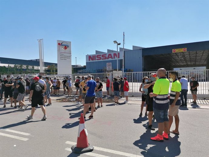 Archivo - Trabajadores ante la fábrica de Nissan en Montcada i Reixac (Barcelona), antes de la asamblea para votar el acuerdo de cierre con la dirección.