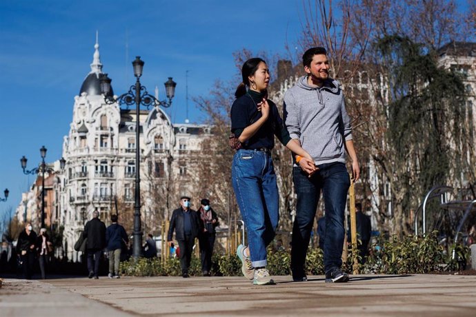 Ciudadanos pasean a pocas horas de Nochevieja, a 31 de diciembre de 2021, en Madrid, (España). 