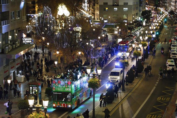 Archivo - Cabalgata de los Reyes Magos. Este año, como consecuencia de la pandemia del coronavirus, los Reyes Magos recorren la ciudad de Granada en un autobús descapotable. En Granada (Andalucía, España), a 05 de enero de 2021.