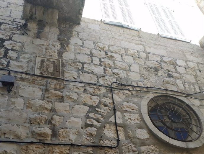 Un escudo franquista en la sede del antiguo Consulado español en Jerusalén