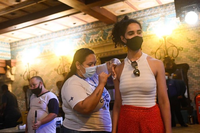 Archivo - Una muchacha recibe la segunda dosis de la vacuna de Pfizer contra el coronavirus en Río de Janeiro.