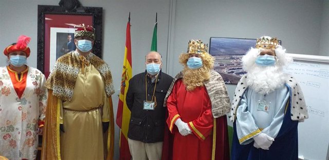 Entrega de juguetes de voluntarios de la Fundación Padre Leonardo Castillo 'Costaleros para un Cristo Vivo' en la cárcel Sevilla I.