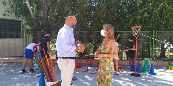 Troncoso visita el CEIP San Francisco Solano de Montilla.