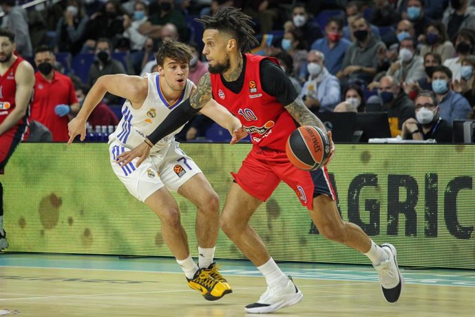 Urban Klavzar, del Real Madrid, y Daniel Hackett, del CSKA Moscú, en un partido disputado en el WiZink Center el pasado 23 de diciembre