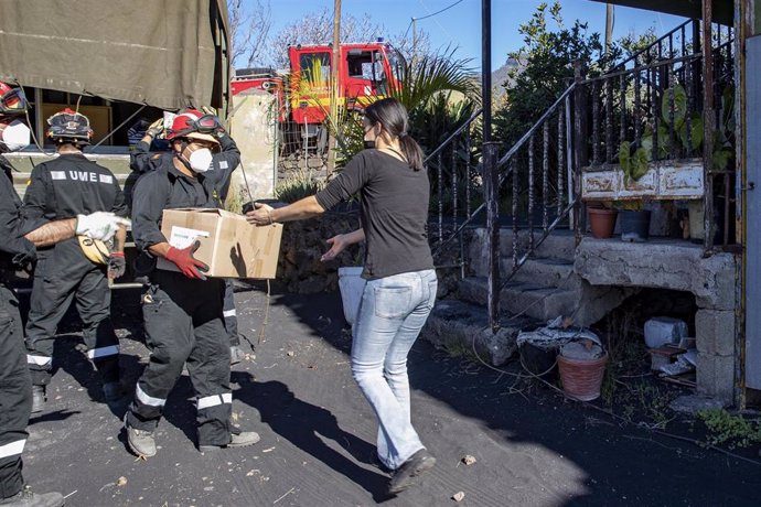 Soldados de la UME ayudan a los vecinos de La Palma a volver a sus casas