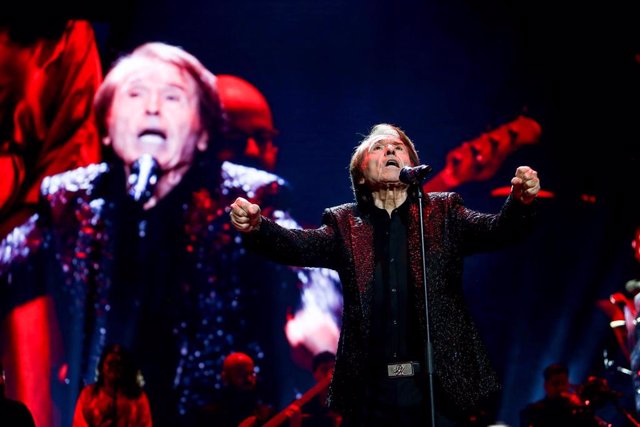El cantante Raphael durante un concierto en el Wizink Center, a 16 de diciembre de 2021, en Madrid (España). Raphael, uno de los artistas españoles más reconocidos nacional e internacionalmente, ha regresado a los escenarios para celebrar 60 años de traye
