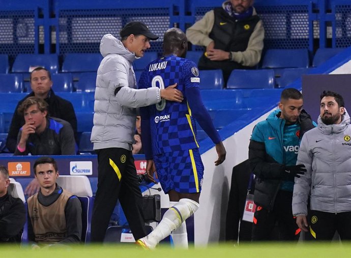 Archivo - 20 October 2021, United Kingdom, London: Chelsea's Romelu Lukaku leaves the game with an injury is consoled by manager Thomas Tuchel during the UEFA Champions League Group H soccer match between Chelsea and Malmo FF at Stamford Bridge. Photo: 