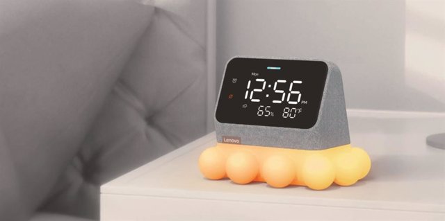 Smart Clock Essential con Alexa sobre la base de luz Ambiente Light Dock