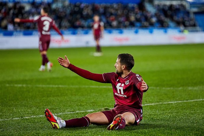 Adnan Januzaj protesta una acción en el Deportivo Alavés-Real Sociedad de LaLiga Santander 2021-2022