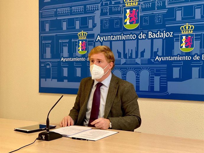 Imagen de archivo del alcalde de Badajoz, Ignacio Gragera, en una rueda de prensa