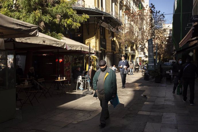 Archivo - Una calle en Atenas, la capital de Grecia, durante la pandemia de COVID-19. 