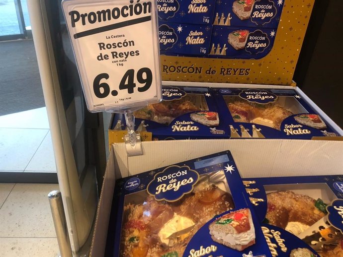 Cartelería engañosa sobre roscones de Reyes con nata detectada en unos de los supermercados.