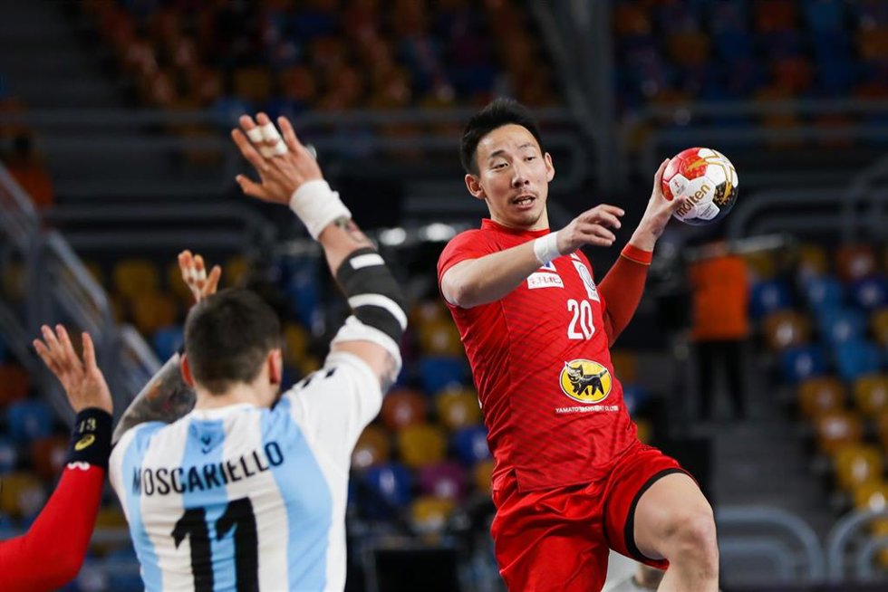 Archivo - El jugador japonés de balonmano Jin Watanabe 
