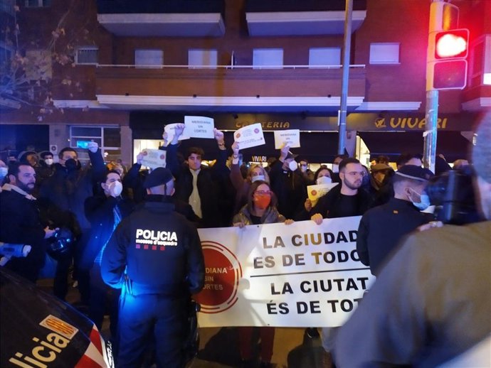 Prop d'un centenar de persones es concentren contra els talls en l'avinguda Meridiana de Barcelona per l'1-O