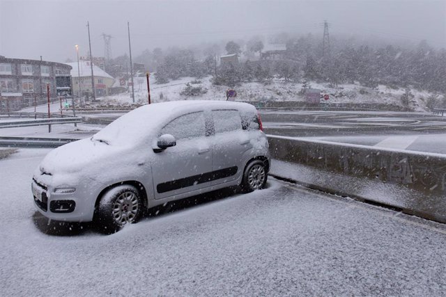Archivo - Un coche cubierto de nieve en el Puerto de Navacerrada, a 22 de noviembre de 2021, en Madrid, (España). 