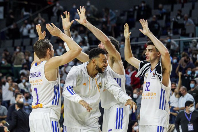 Archivo - Jugadores del Real Madrid de baloncesto celebran su último triunfo