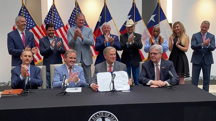 Archivo - El gobernador de Texas, Greg Abbott