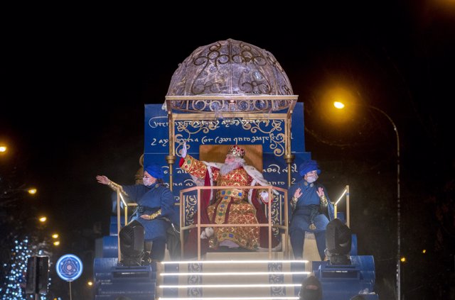 El Rey Melchor saluda en una carroza en la cabalgata de Reyes 2022, a 5 de enero de 2022.