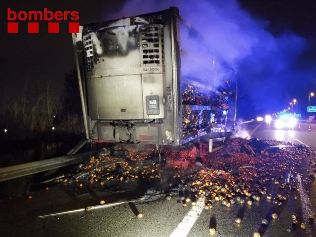 Incendi en un camió de mercaderies que transportava taronges a l'autopista AP-7, el 5 de gener de 2021.