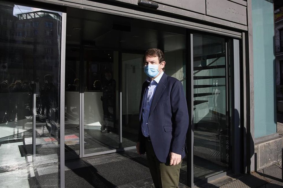 El presidente de la Junta de Castilla y León, Alfonso Fernández Mañueco, a su llegada a una reunión del Comité Ejecutivo Nacional del PP, en la Sede del PP, a 29 de diciembre de 2021, en Madrid, (España). 