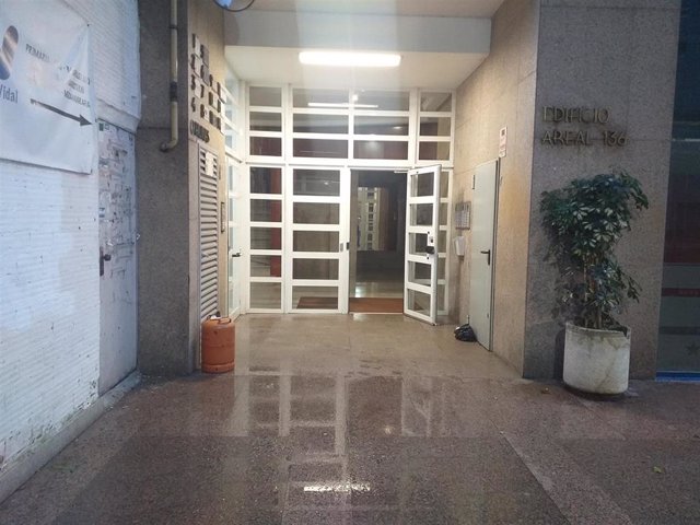 Portal de la vivienda en la que ha sido hallado muerto un hombre en la calle Areal de Vigo.