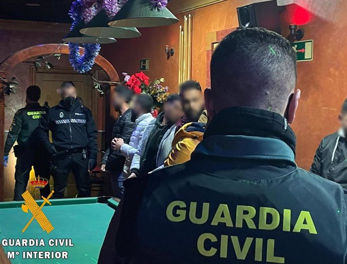 Intervención policial en un local de copas de Campohermoso en Níjar (Almería).