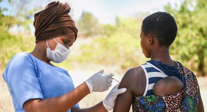 Una mujer recibe la vacuna contra la COVID-19 en el distrito de Kasungo, en Malawi.