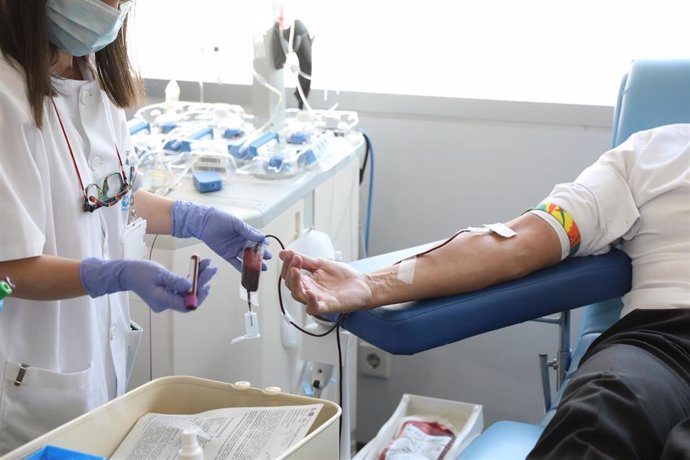 Archivo - Imagen de recurso de una donación de sangre en el Centro de Transfusión de la Comunidad de Madrid.