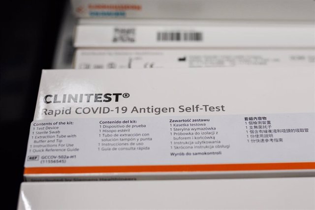 Varias cajas de test de antígenos en la farmacia
