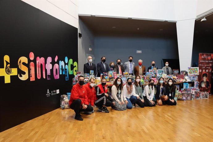 Acto de entrega de los juguetes recogidos por la ROSS para Cruz Roja Sevilla.