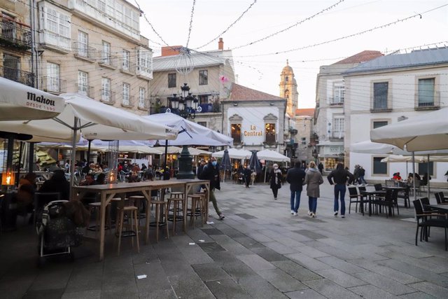 Un grupo de personas pasea por las calles de Vigo.